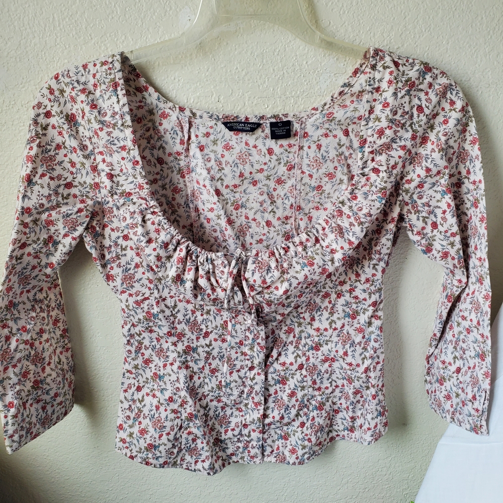 American Eagle Outfitters Red and White Floral Crop Top - Picture 3 of 10